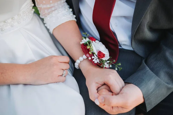 Nahaufnahme Eines Bräutigams Und Einer Brücke Beim Händchenhalten Hochzeitstag — Stockfoto