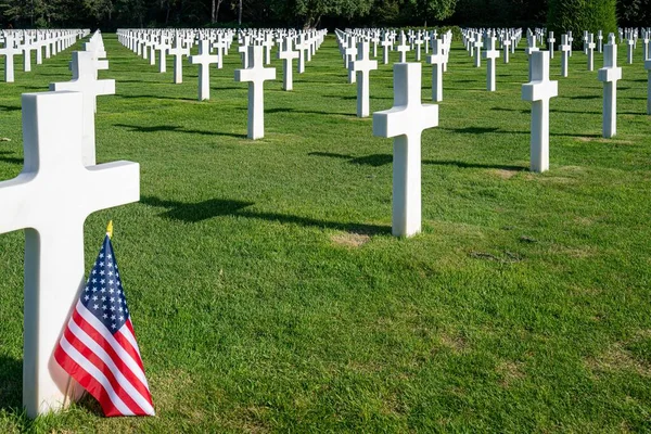 American Flag Standing Gravestone Killed Soldier War Cemetery Normandy — Stock Photo, Image