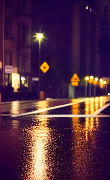 Vertikální Detailní Záběr Ulice Pokryté Dešťovou Vodou Noci — Stock fotografie