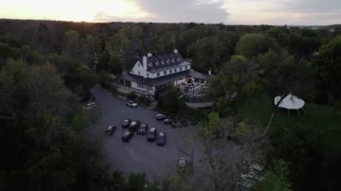 Montreal 'de gün batımında düğün yeri otel ve restoran. İnsansız hava aracıyla yavaşça doldur.