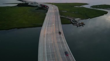 Gün batımında köprüde arabaları olan güzel bir drone manzarası.