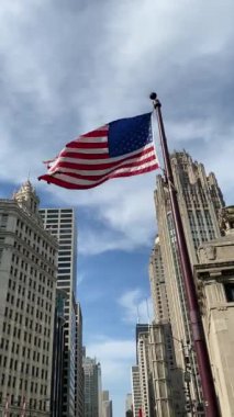 Amerika Birleşik Devletleri bayrağıyla Chicago Şehir Merkezi 'nin dikey görüntüsü..