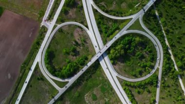 Bulgaristan 'ın Filibe kenti yakınlarındaki bir otoyol kavşağında yeşil alanlar bulunuyor