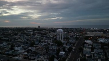Günbatımında modern binaların bulunduğu bir yerleşim bölgesinin güzel drone görüntüsü.