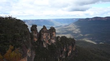 Mavi Dağlarda Üç Kız Kardeş, Sydney, Avustralya Bulutlu