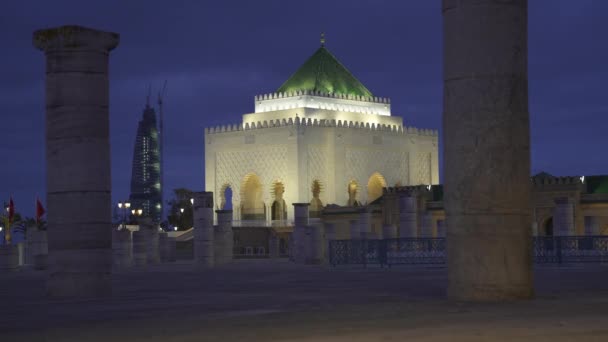 Naturskön Över Upplyst Mausoleum Mohammed Landmärke Mörkblå Himmel Bakgrund — Stockvideo