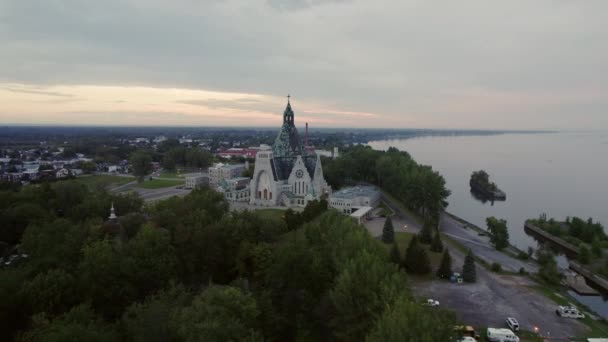 Antenn Utsikt Över Basilikan Notre Dame Cap Madeleine Omgiven Träd — Stockvideo