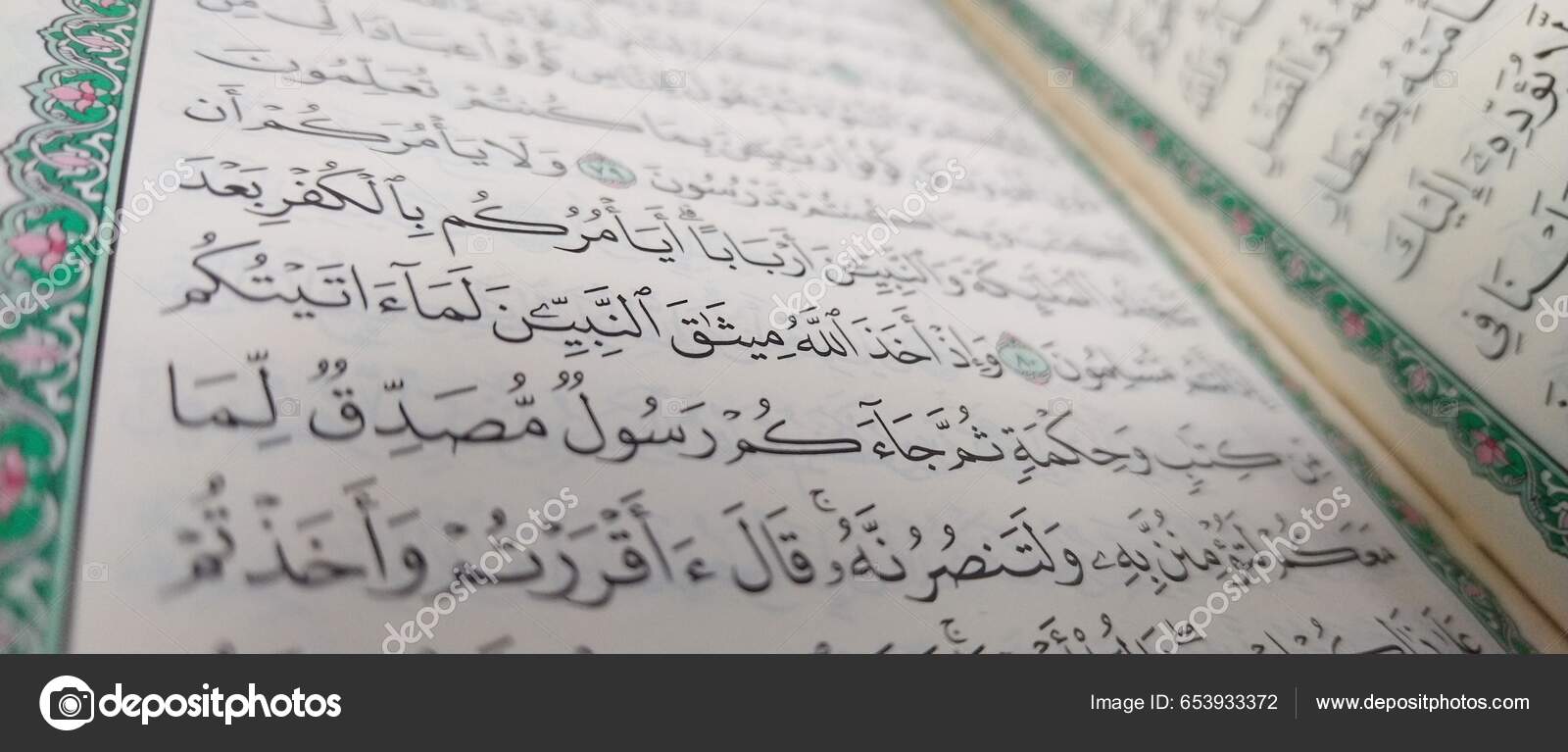 Крупный План Открытой Священной Книги Корана Арабской Надписью.