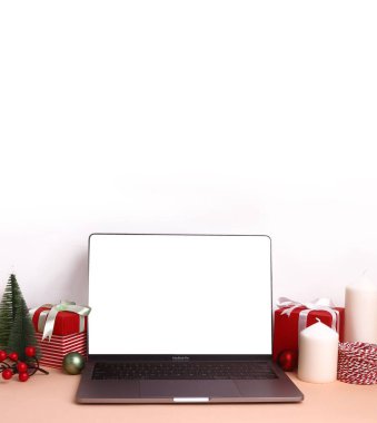 Süslemeleri olan şirin bir Noel düzeni ve ortada boş bir defter ekranı.