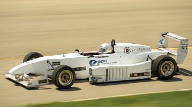 Kunduz Şelalesi 'ndeki Pitt Yarışı F1 Serisi' nde yarışan bir yarış arabası.