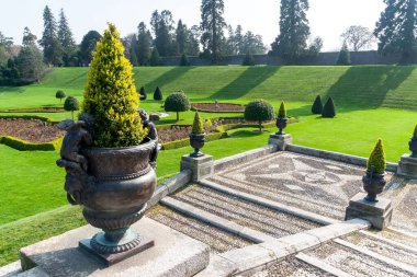 Wicklow, İrlanda 'daki Powerscourt Gardens' ın güzel bir manzarası.