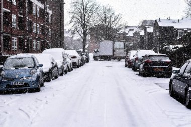 Londra, İngiltere 'de karlı bir cadde.