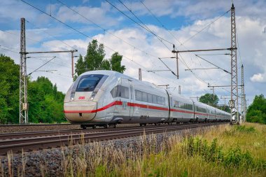 Dedensen Guemmer 'den geçen 412 çoklu birim 9472 Intercity ekspres treni.