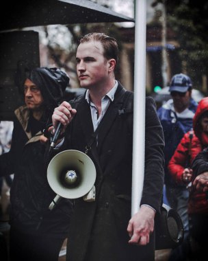 Melbourne 'da özgürlük protestosu yapan bir adam