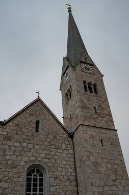 Hallstatt, Avusturya 'daki yüksek kulesi olan kilise.