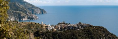 Corniglia, Cinque Terre, İtalya 'daki sahil köyü ve dağlık adalar