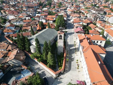 Kırmızı çatıları olan binaların kuş bakışı görüntüsü.