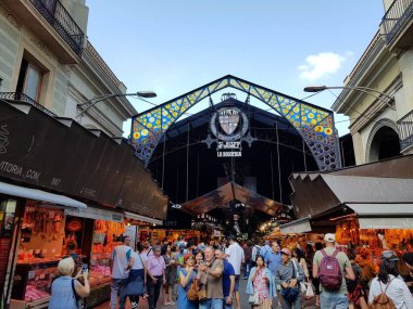 İspanya 'nın Barcelona kentindeki La Boqueria gıda pazarında güzel bir manzara.