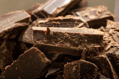 Parçalanmış çikolata parçalarının yakın plan çekimi.