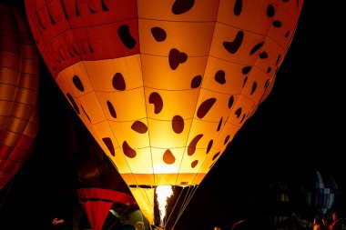 Akşamları yanan bir ateşle aydınlatılmış sıcak hava balonu.