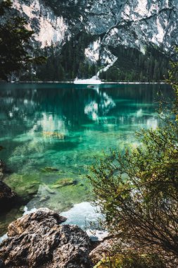 Braies Gölü, Güney Tirol, İtalya ve Avrupa 'dan keyifli bir manzaranın dikey çekimi