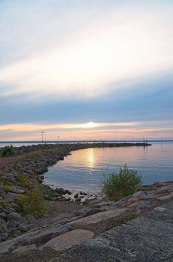 İsveç 'te Vattern Gölü' nün limanında gün batımının dikey çekimi..