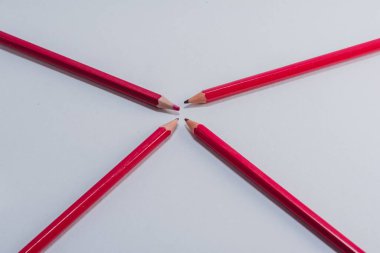 Kırmızı tahta kalemler beyaz arka planda izole edilmiş.