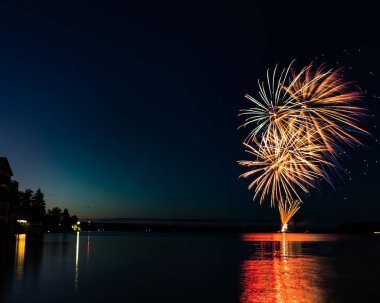 Kanada 'da suyun üzerinde havai fişekler.