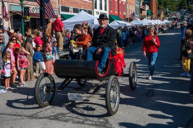 Küçük bir kasaba Applefest 'te 1901 model bir araba.