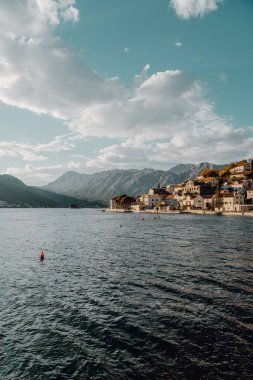 Budva 'nın arka planda dağlarla birlikte denizin önünde dikey bir görüntüsü, Karadağ