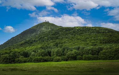 Fransa 'nın Auvergne kentindeki Puy de Dome lav kubbesinin manzarası