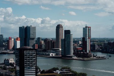 Hollanda, Rotterdam 'da deniz kenarındaki binaların güzel bir görüntüsü.