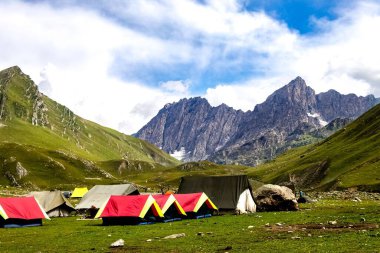 Güzel bir dağ manzarası. Güneşli bir günde Hindistan, Jammu 'da çadırları olan bir yer.