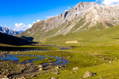 Jammu ve Kashmir, Hindistan 'daki Sonamarg Tepesi vadisinde mavi gökyüzü olan güzel bir dağ manzarası.
