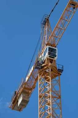 San Jose Kosta Rika 'da bir inşaat sahasında düşük açılı bir vinç çekimi.