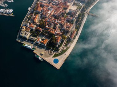 Güneşli bir günde göl kenarındaki modern binaların havadan görünüşü.