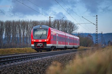 440 numaralı sınıf bölgesel tren Alstom Coradia Continental ana vadiden Wuerzburg 'a gidiyor.