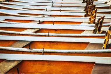 Güneşli bir günde arka arkaya ham teknelerin yakın çekimi.