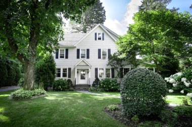 Amerika Birleşik Devletleri, Eastchester 'da açık bir günde güzel bir banliyö evi fotoğrafı.