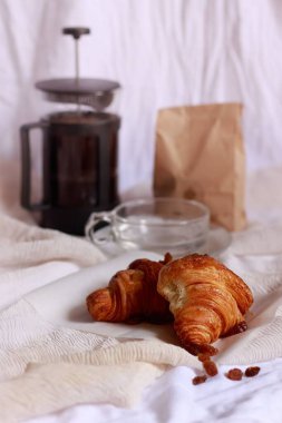 Kahvaltıda Fransız kahve makinesinde demlenmiş kruvasan ve kahve.