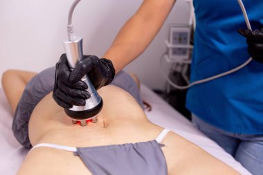 Beyaz eller kuaförde aletlerle vücut güzelliği prosedürleri uyguluyor.