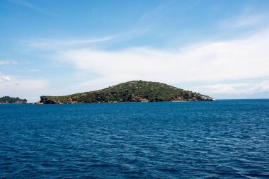 Güneşli bir günde dağların yakınında güzel bir göl manzarası.