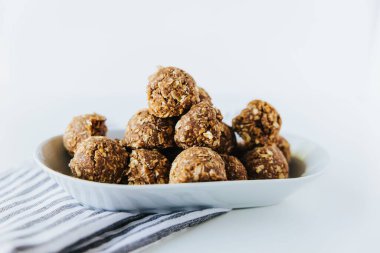 Beyaz bir tabakta yuvarlanmış kurabiye olmayan yakın plan bir fotoğraf.