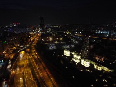 Polonya, Katowice 'de gece yarısı şehir binalarının ortasındaki hava görüntüleri.
