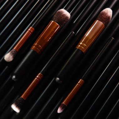 Makyaj fırçalarının yakın çekimi.