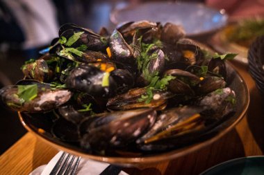 Tabakta pırasa ve safranla midyeler.