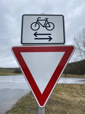 Yol kenarındaki Yol Verici ve bisiklet sokak tabelalarının dikey görüntüsü