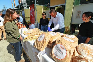 Dora Park 'taki Yavaş Yemek Organizasyonu' nun Terra Madre Uluslararası Yemek Fuarı 'nın yeni sayısı.