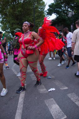 İngiltere 'de Notting Hill Karnavalı 2022' ye renkli kostümlerle katılan bir grup insan.