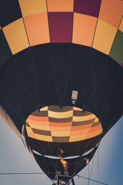 Güzel renkli bir sıcak hava balonunun dikey çekimi.